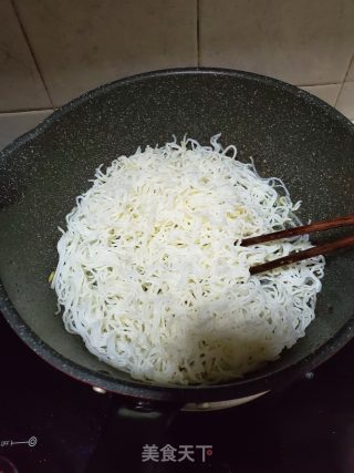 香芹韭黄肉片炒米粉的做法步骤：5