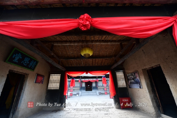 “牛魔王宫”是1993年拍摄影片《五魁》搭建的柳家大院,是一座典型的“二进深”院落,属过去富贾人家所有,院落第一进为佣人所住,后一进是主人所住,充分体现了古代严格的等级观念,台阶越多,身份越高,所谓步步高升便由此而来。院落的正房为一明两暗式结构,门窗是南方的四门八窗,室内展示的是南、北风格,突显了镇北堡西部影城景点的场景化特点。因而吸引了众多影视艺术家在此取景拍摄,如:《大话西游》、《乔家大院》、《黄河绝恋》、《断仇谷》《锦衣卫》等。