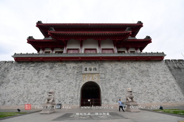 揭阳楼前，辟邪、天禄神兽护佑的方坛上，四足巨鼎巍然屹立。这座高9.99米、重58吨的青铜宝鼎，在世界现有同类器物中，居于“之最”的地位。而上海交大青铜公司的精心塑铸，也使之成为艺术精品。9.99是最大阳数的组合与延伸，9.99可以谐音“久久久”，而“九九归一”的理念贯穿其中。青铜宝鼎的安放，寄托了揭阳长治久安、万众一心的祝愿。建设和谐美好社会，是执政者的崇高理念、人民群众共同的心声。宝鼎盛着这个永恒而美好的愿望。