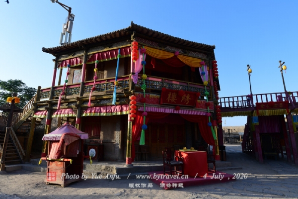 “绣楼”是电视剧《绝地苍狼》中的“聚贤楼”,此搭建融合南、北方建筑风格于一体,既有南方的茶楼的搭建风格,又有北方的建筑特点。由此看出,艺术是允许创作者大胆发挥想象的,具有独特性的同时也具有普遍性,此楼阁又在何家劲主演的电视剧《大漠豪情》、洪金宝主演的电视剧《断仇谷》中被反复利用。如今,镇北堡西部影城将这里改为戏曲艺术中打破常规的娶亲方式——“抛彩招亲”,您可以亲身体验古老的传统婚俗,当一回“新郎”,或做一次“新娘”,感受戏曲艺术中独特的婚姻方式。