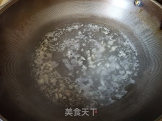 咸蛋上汤大豆苗的做法步骤：3