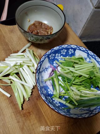 香芹韭黄肉片炒米粉的做法步骤：1