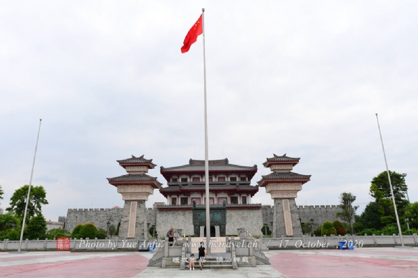 轩昂的双阙，是宝鼎广场的门户。这种汉代流行的建筑形式，它的功能，已被轻巧灵秀的牌坊所代替，是揭阳在岭南率先重现这种建筑风范。比例适中、造型优美、元素齐备的这组建筑，也被赋予了超越历史望楼的功能——揭阳要以它的意象性，构筑新时代的大壮风格。