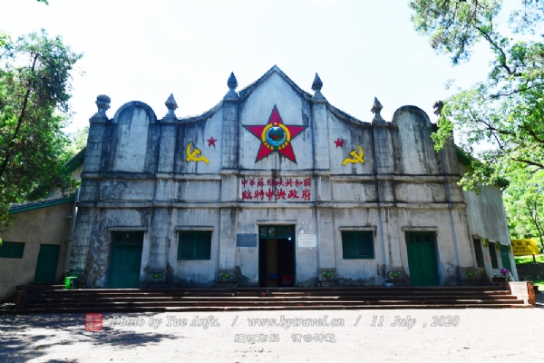 <b>“二苏大”景区</b> 距离市区5公里，临时中央政府从叶坪搬迁到沙洲坝后，在这里召开了“二苏大会”，主要景点包括中央政府大礼堂、防空洞、诗山梅园、中央革命博物馆旧址、人民民主-广场、人大旧址、人大陈列馆等。