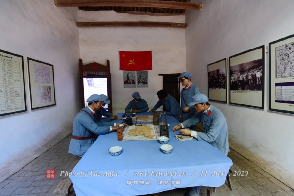 中央革命军事委员会旧址：简称中革军委。中央革命军事委员会于1931年11月25日在瑞金成立，是苏区的最高军事指挥机关。军委内设总参谋部、总动员武装部、总供给部、总兵站部、总卫生部、政治保卫分局、抚恤委员会等机构。修复后的总参、总后旧址保留了当地客家建筑风格，占地面积40余亩，总建筑面积4500平方米，连同中革军委和总政旧址一起形成军队系统旧址群，并作为重点文物保护单位，列入国家和军队“爱国主义教育基地”。