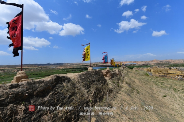 灵武明长城,建成于公元1474年,西起横城北黄河岸边,向东南绵延,经水洞沟、红山堡、清水营古堡等地穿越市境,经盐池县至陕西定边周台子乡,全长约200余公里,灵武境内长45公里。据史料记载,灵武境内曾修过两道长城,一为隋长城、一为明长城,全部就地取材,用黄土夯筑而成。