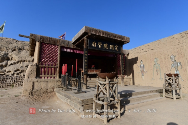 乡村戏台是获奖影片《黄河绝恋》中的主要拍摄场景,它背靠城墙面向一片开阔地,属北方典型的乡村戏台。在“宁舍一顿饭,不舍一场戏”的年代里,戏台是人们最向往的地方。伴随时代的发展,娱乐形式的多种多样,如今这样的戏台已淡出人类的生活舞台,但它却积淀着中国人的根和魂,是中华文明的艺术奇葩!后来这座戏台又被《雪狼谷》、《信仰》、《苏东坡》(作为定州总管府)等影片反复利用。