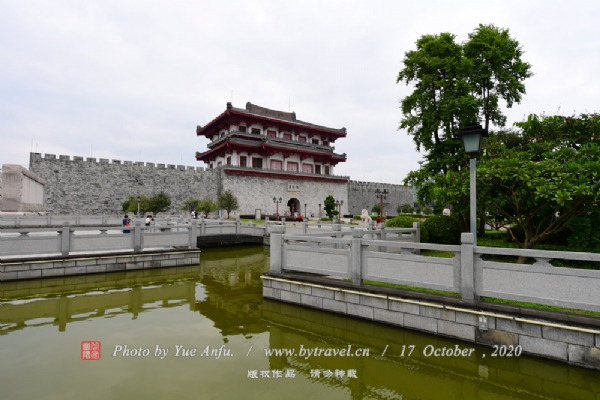 曲折盘绕的护城河，徜徉于宝鼎广场的边界，三处五座跨河的拱桥，创造了一个全新的意境。这意境的内涵，是城市不再有着牢固的藩篱。没了围城的城，可以无限扩展，不为护城而流的曲水，平添和润的灵性，给人美好的联想。