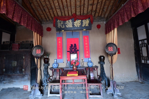 牛宫院落中的正房设计独特,融合了南、北方的建造风格,室外是南方的四门八窗样式,室内房屋格局为北方典型的一明两暗式结构,在东西厢房又分别展示的是南、北陈设风格,由此看来,镇北堡西部影城不仅仅是拍摄西部题材影片的最佳外景地,更适合不同年代的影片取景。您也赶快来“走南闯北”一番吧!