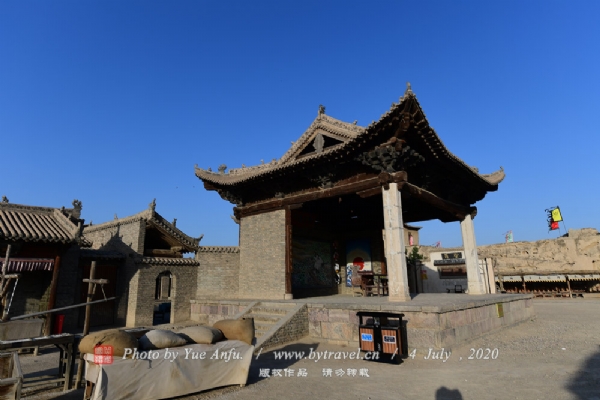 “戏台”古时被称为舞亭或舞楼,宋、金时晋南一带已有,元代相当普遍,但保存至今者较少,是我国最早反映戏曲演出活动的场所,起着酬神、娱人的双重作用。 这里为游客朋友复制的是我国至今保存下来最早的戏台,即山西临汾县魏村牛王庙戏台,建于元代至元二十年(1283年)。古戏台本身就是寺庙建筑的一部分,所以又称“庙台”。
