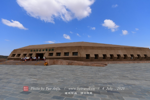 水洞沟遗址博物馆,位于宁夏银川市灵武临河镇明长城脚下,距首府银川市24公里,距河东机场11公里,建筑面积4308平方米。建筑形制以水洞沟旧石器时代文化材料中最具特色的西方莫斯特文化石叶为设计背景,以石器与遗址环境的主要色调——土黄色为基本色调,外形仿石器造型。是我国西部地区唯一展示旧石器时代面貌的主题博物馆。