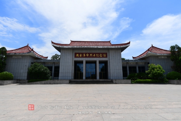 瑞金革命烈士纪念馆：纪念馆占地面积60000m2，展馆建筑面积3320m2,展线长327米，分设有序厅、纪念大厅、1-5号展（陈列）室和休息室，馆内珍藏有17394位烈士英名录，陈列了100多位著名英烈和将军的画像、遗物和生平事迹，以扬群烈，告慰忠魂，昭示后世，供人们参观、瞻仰自1986年4月重新开放以来，有近200万人次中外游客，怀着对老一辈革命家和革命烈士的崇敬之情前来参观，接受革命传统教育，向一英烈，百世楷模，敬献花篮或鲜花。