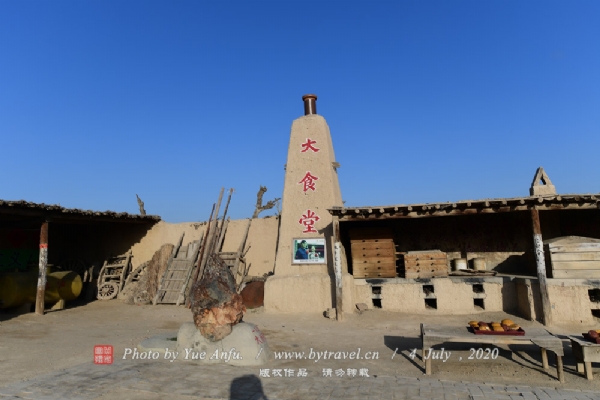 这是文化大革命时期的村委会——“镇南堡大队部”,村委会办公内有文革时期的电话机、毛泽东画像、竹皮暖瓶、“忠”字家具……每个物件都带有文革时期特有的标志。