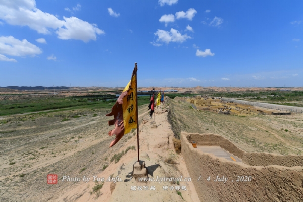 有些险要地段置周庐敌台,驻兵达20人之多。河东墙内侧共建有29座城池。灵武营所属烽火墩113座,每隔五里一墩。夜则举火,昼则举烟示警。若见敌数人至百余,举放一烽一炮;500人二烽二炮;1000人三烽三炮;5000人以上四烽四炮;万人以上五烽五炮。台设墩夫,配备旗帜,鼓、软梯、炮石、火箭、狼粪、牛粪、柴草等。兵士日夜守哨,沿线各兵营驻有重兵,粮草、兵器、军需齐备,守望、巡逻、通讯、调兵,各个兼顾,无一偏废,一派军事戒备状态。