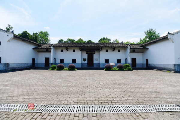 中央红军兵工厂总厂旧址迁建新址设在瑞金沙洲坝镇金龙村中革军委旧址西南侧，占地8亩，按照1∶1比例仿建兵工厂厂部机关，保持原有2厅1井、4间正房的建筑风格，建筑面积约2428平方米。工程遵循“源于历史、恢复原貌，迁建为主、修缮为辅，规模适度、厉行节约”的原则，对意义重大的部分旧址进行抢救性修缮整治，陈列和仿制部分历史文物，较好地还原了历史风貌。