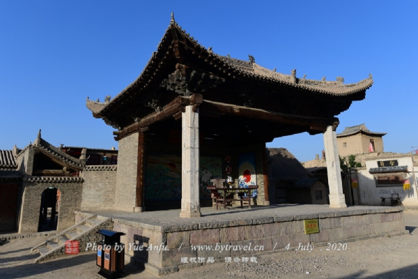 张贤亮在上世纪80年代末90年代初全国普遍“大拆大建”却缺乏文物意识时,收集了大量古代建筑构件,有的是整体搬迁而来,如“观音阁”、“私塾”、“古戏台”以及坐落在街道展厅的明清时期的门楼等,这些都是珍贵的传统物质文化中的一部分,请游客朋友观赏。
