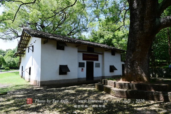 中央苏区军事战争陈列馆位于的总参、总后旧址旁，占地面积20亩，投资概算为2000万元，主要以现代声、光、电等形式，反映中央红军历次反“围剿”战争及军民“渔水一家亲”等，并陈列相关史实和文物。项目针对苏区军事文化博览这个主题设计了红都将星雕塑墙、革命历史事件群雕、军事产品展示区、游击战体验区、长征诗画主题区等。