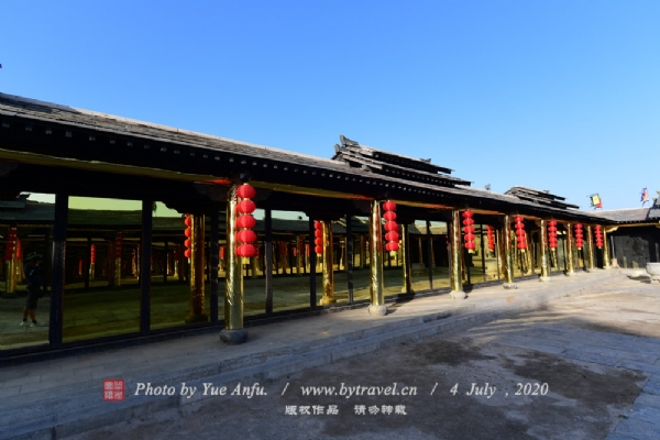 铜镜长廊是拍摄影片《越光宝盒》时镇北堡西部影城出资搭建的一个场景。美工师利用其平行镜面互相折射成像的原理营造出特殊的视觉效果,备受影视艺术家们的喜爱。在此取景的影片还有《锦衣卫》、《少林寺传奇》等。