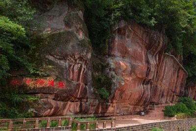 灰千岩崖画