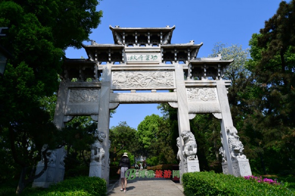 岳飞功德坊