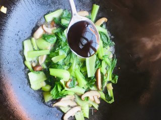 香菇炒上海青的做法步骤：10