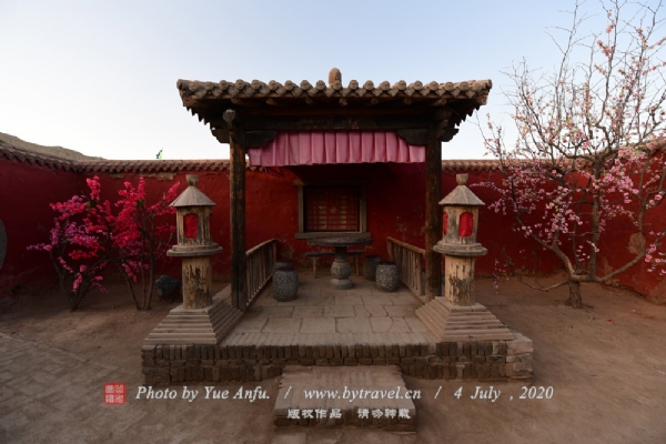 “后花园”是后现代经典影片《大话西游》中的重要场景,为了突出影片的荒诞性,花园中既没花也没草,只有一片空地,而这里就是至尊宝 与紫霞仙子 产生感人肺腑的爱情的地方,即20世纪最经典的爱情对白:爱你一万年!!!
