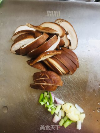 香菇炒上海青的做法步骤：3