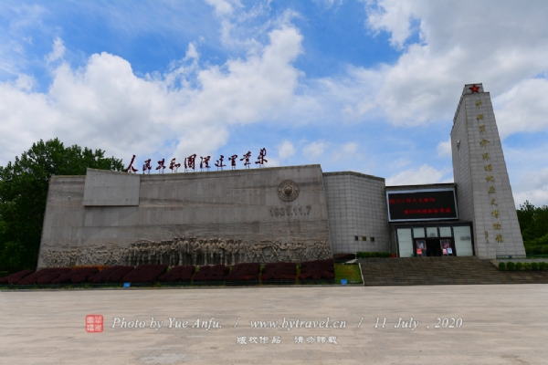 中央革命根据地历史博物馆：位于中华苏维埃纪念园内，原为瑞金中央革命根据地纪念馆，是中宣部批准的首批百个爱国主义教育示范基地之一，国家首批一级博物馆。经0中央办公厅批准，该馆于2004年开始进行改扩建。2007年为新馆题写馆名。该馆占地面积68亩，建筑面积10100平方米，其中展厅面积4800平方米。