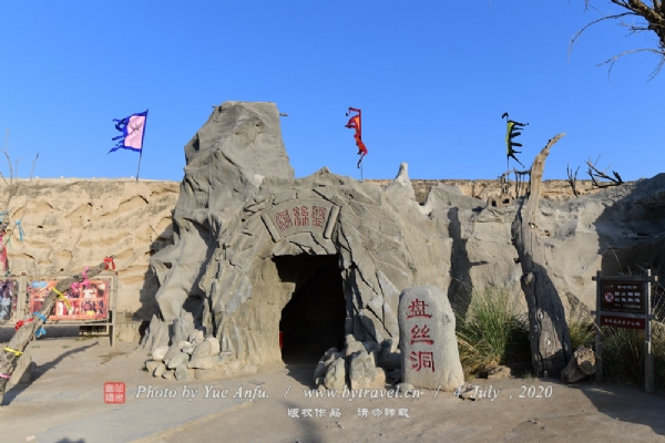 “盘丝洞”是影片《大话西游》中“蜘蛛精”的“闺房”。为了体现出妖精住所的阴森恐怖,电影美工师运用廉价的幔帐、冷色调的灯光、恐怖的音响效果、形象逼真的道具营造出神秘诡异的氛围,虽然制作材料很低廉但布置的效果很真实。其实,艺术并不需要什么大投资,它就是一种心灵的展现,智慧的体现,如果使用的材料越廉价而制作出的艺术品却最精美,就能更好的体现出艺术无价的真理! 后现代经典影片《大话西游》中的“盘丝洞”。