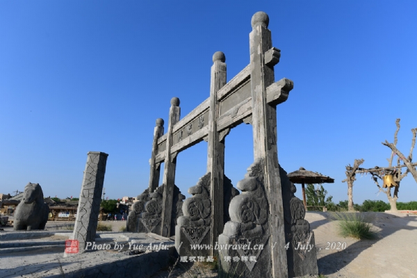 “义马场”是电视连续剧《汗血宝马》中的重要场景,在影片中是为牺牲的“汗血宝马”竖立的牌坊。由此可见“汗血宝马”在人们心中的重要地位。牌坊多用于纪念死者,或者宣扬礼教、标榜功德,常见的有贞节牌坊、功德牌坊等。随着封建王朝的消失牌坊在现代生活中已不多见,但借助影视拍摄制作的牌坊却可以让现代的人们既了解了古代牌坊的搭建特点,又了解古人的文化思想及道德信仰追求。