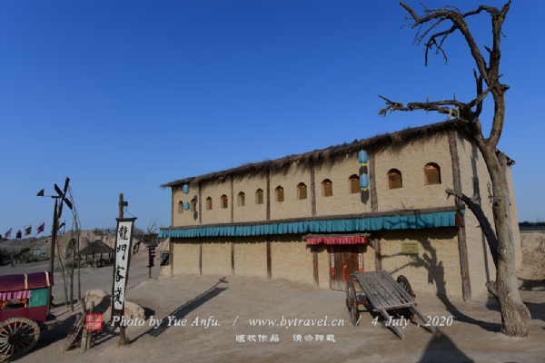 “龙门客栈”是电视剧《新龙门客栈》中的重要场景,为了突出剧情中神秘诡异的气氛,房屋的设计是下层没有窗户,上层只有几个像炮眼一样的小窗。现实生活中根本没有这样的房屋,他只不过是艺术家想象的产物而已,这就是艺术与现实的区别。龙门客栈在电视剧《新龙门客栈》中的拍摄只用了一个外景,内景全部是在摄影棚拍摄完成的,所以镇北堡西部影城将龙门客栈的室内改变成一个现代化的电影海报展。