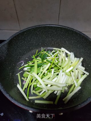 香芹韭黄肉片炒米粉的做法步骤：4