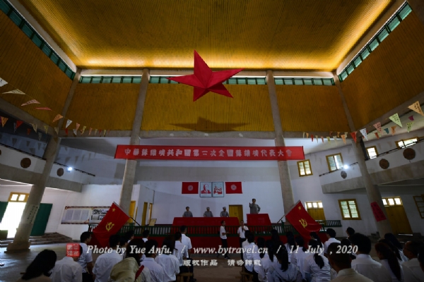 中央政府大礼堂：礼堂坐北朝南，占地面积1500平方米，造型为8个角，从高空俯视，就像一顶红军的八角帽。大礼堂的门首上方，有“中华苏维埃共和国临时中央政府”14个大字，这是由“苏区秀才”黄亚光书写的。大礼堂共有两层，楼面为回廊式，并有阶梯式楼座，楼下呈半圆形，整个礼堂可容纳2000多人。