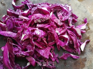 五花肉炒紫甘蓝的做法步骤：2