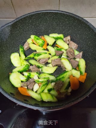 青瓜炒牛肉粒的做法步骤：5