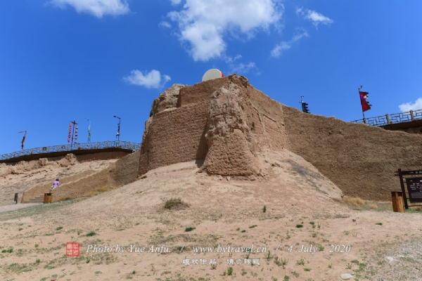 据《隋书.崔仲芳传》记载:隋文帝开皇五年(公元585年)“使司农少卿崔仲芳,发丁三万于朔方灵武筑长城。西距河,东至绥德,绵延七百里,以遏胡寇。”明代朝廷为防御鞑靼、瓦刺诸部侵扰,在隋长城的基础上大规模修筑长城。明代长城被称为“边墙”。史载:成化八年〈公元1472年〉由巡抚、右副御史余子龙倡修。成化十年〈公元1474年〉王越总制延绥、甘肃、宁夏三边,在其敦促下闰六月又在宁夏巡抚徐廷章,总兵范谨主持下,初步完成长城全线连接工程。成化十年十月宁夏灵州地震,边墙倒塌十有一二。