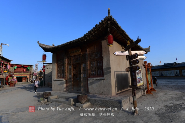 “古堡龟卦”是镇北堡西部影城的一处寓教于乐的场所,是根据“易经”演绎出的占卜预测学,属于古老的神秘文化,可让您略微窥探一下您的近期状况和需要注意的地方,避凶趋吉,达到“心安身安,身安人安,人安家安,家安国安”的效果。