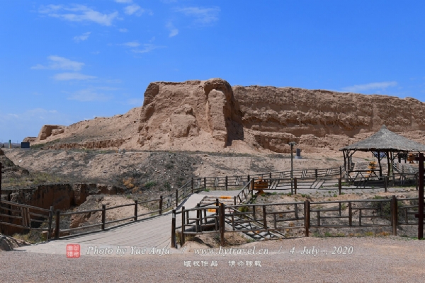 红山堡是因位于红山地区而得名。据史书记载,古时在夕阳的照射下,这里山峦一片鲜红,因命为“红山”后讹传为“横山”,“红山堡”旧时也就一名“横山堡”。它是明代长城防御体系中的一个城障,始建于明弘治十六年,由总制陕西军务户部尚书秦纮秦筑,距今已有500多年。