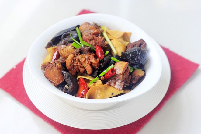 豆皮木耳烧鸡成品图