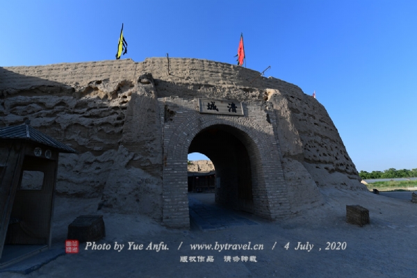 “清城”建于公元1740年,是明城被地震摧毁后奉乾隆皇帝的旨意在此夯筑的另一个兵营,故名“清城”。在全国范围内,两座兵营如此相近只有镇北堡,可见贺兰山东麓在当年有着重要的军事价值。清城外形似大龟由贺兰山上往下爬,取“灵龟下山,吉祥如意”之意,这是清朝负责修筑兵营的官员请来的风水先生的建议。风水先生根据地形风水断言:“此地将来必出帝王将相”,但二百多年来进出门洞的只有士兵和牧羊人,到了20世纪80年代,清城却真的走出了许多影坛的“帝王将相”。